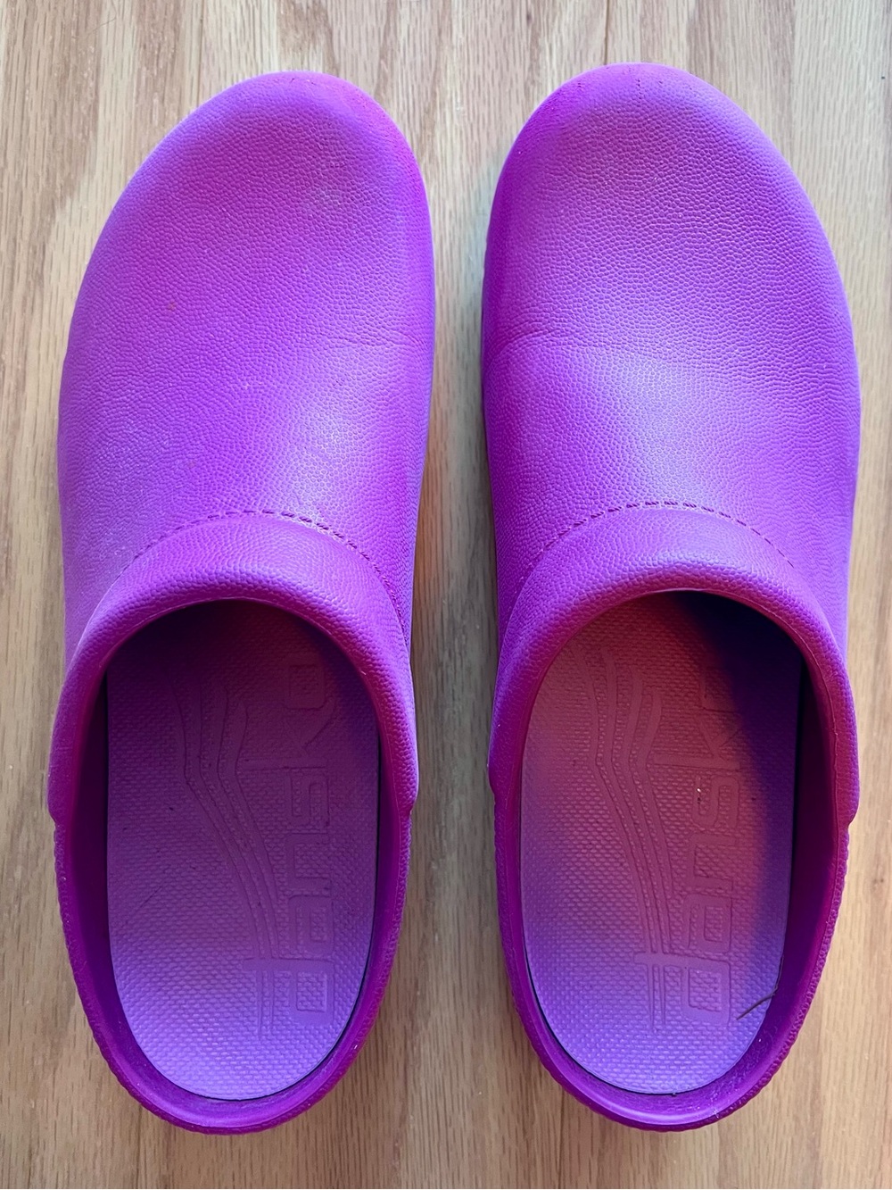 Dansko Kane fuchsia clog 39